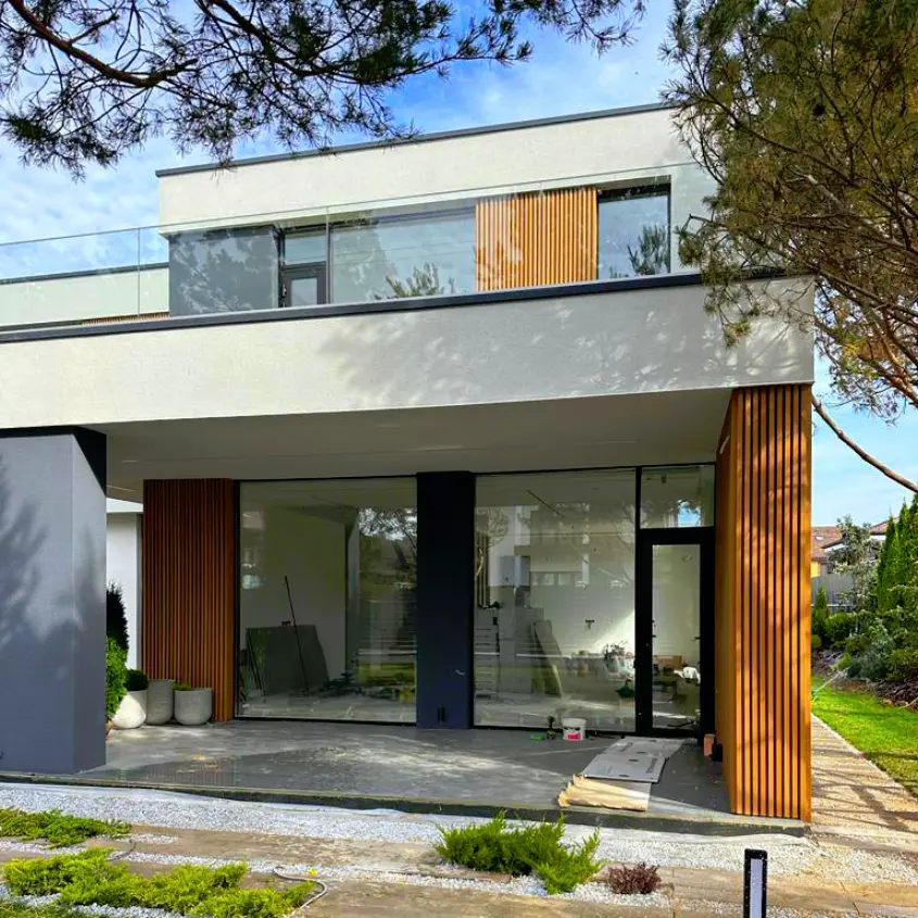 Фото 1 стальная рейка Орех Миланский 3D Принтек на фасаде