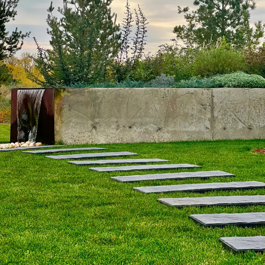 Фото 2 шаговая плита Stone Графитовый Серый в ландшафтном дизайне